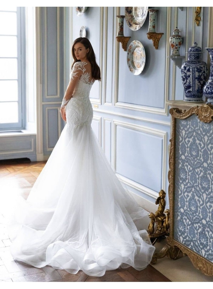 Vestido de novia con manga efecto tatuaje bordado y cola voluminosa de Pollardi
