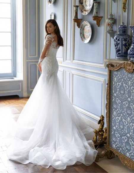 Vestido de novia con manga efecto tatuaje bordado y cola voluminosa de Pollardi