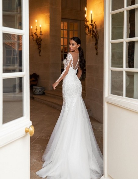Vestido de novia con escote corazón y mangas con efecto tatuaje de Pollardi