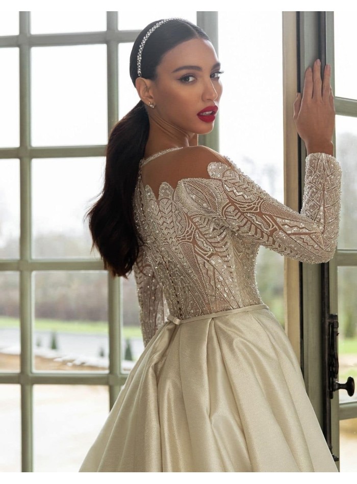 Vestido de novia con corte princesa y maxi cola en INVITADISIMA