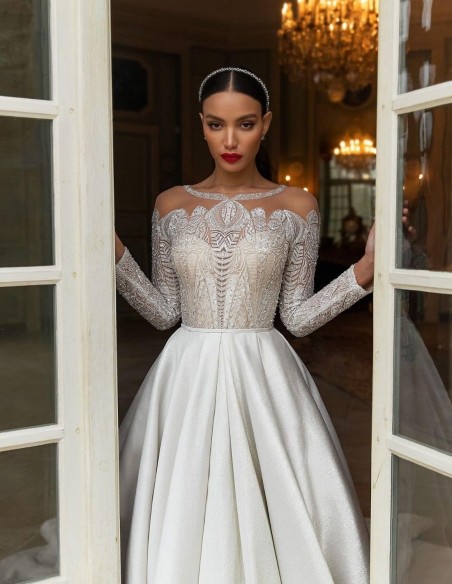 Vestido de novia con corte princesa y maxi cola precioso