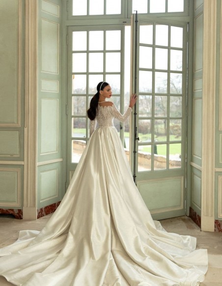 Vestido de novia con corte princesa y maxi cola de Pollardi