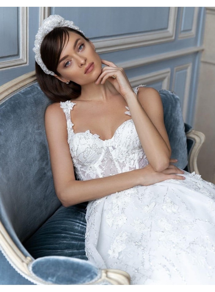 Princess cut wedding dress with straps and heart neckline at INVITADISIMA