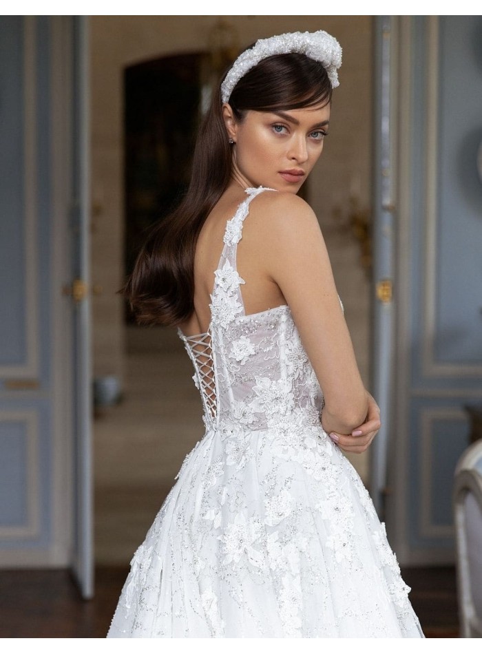 Vestido de novia con corte princesa de tirantes y escote corazón precioso
