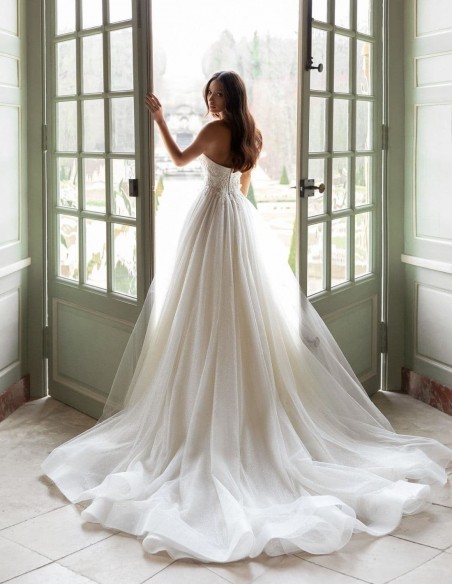 Wedding dress with strapless neckline and princess cut from Pollardi