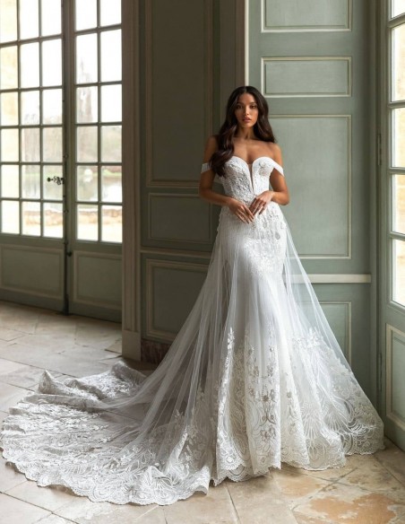 Vestido de novia con escote barco y maxi cola de Pollardi