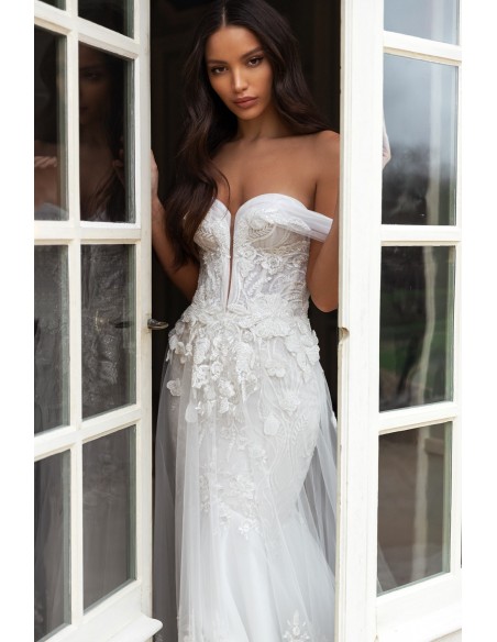 Vestido de novia con escote barco y maxi cola precioso