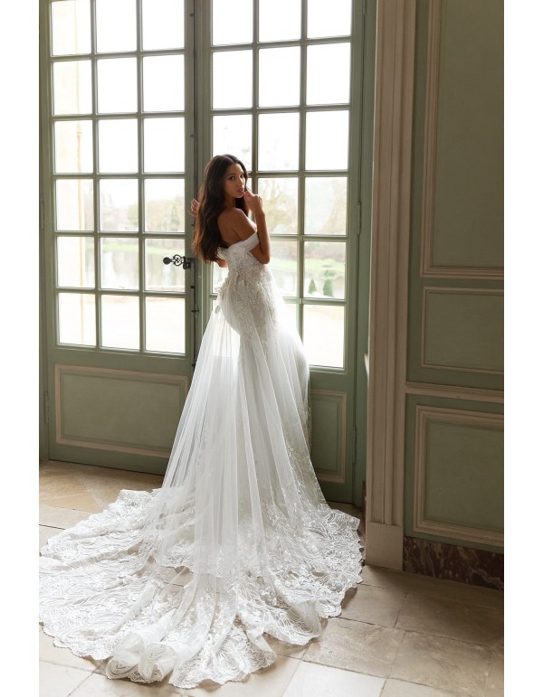 Wedding dress with boat neckline and maxi tail from Pollardi 2