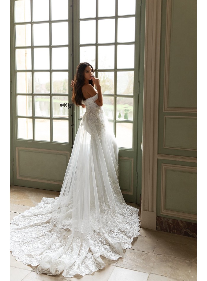 Vestido de novia con escote barco y maxi cola