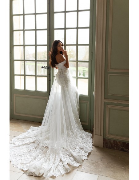Vestido de novia con escote barco y maxi cola
