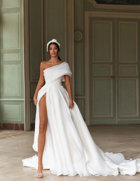 Off-the-shoulder wedding dress with maxi bow