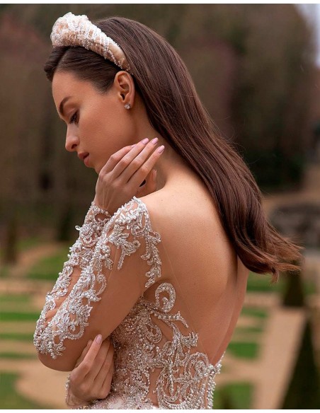 Bandeau de fête beige noué avec des paillettes