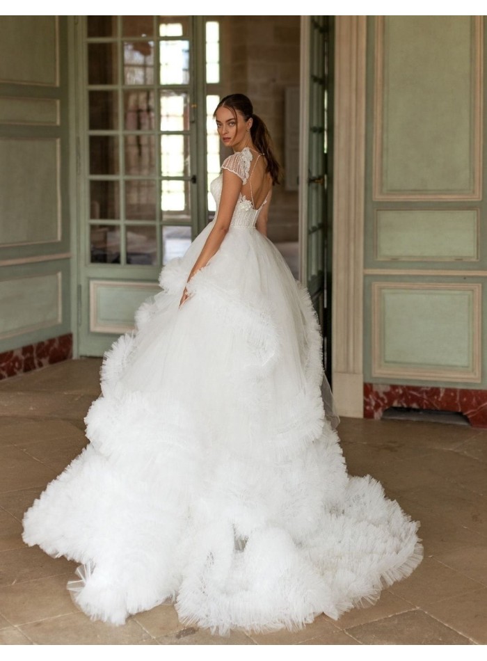 Vestido de novia con cuerpo de pedrería y falda pomposa