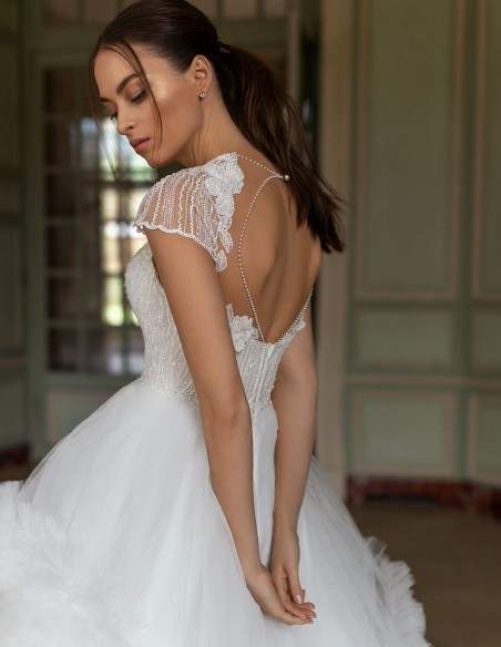 Vestido de novia con cuerpo de pedrería y falda pomposa en INVITADISIMA
