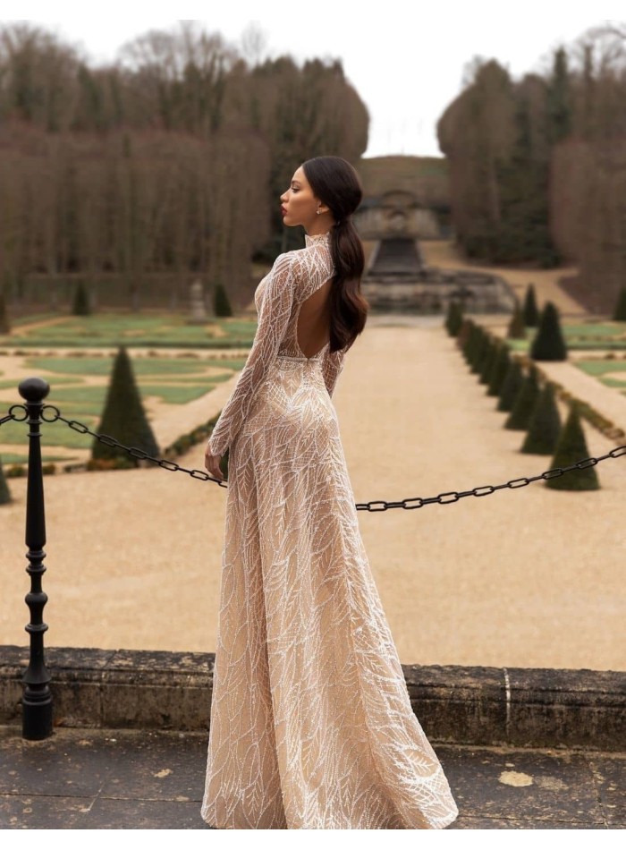 Vestido de novia con bordado de pedrería y manga larga