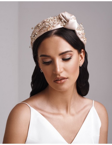 Diadema de raso con nudo lateral y pedrería-beige