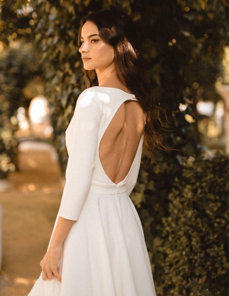 Vestido de novia cóctel con falda evasé y espalda descubierta de MIPHAI
