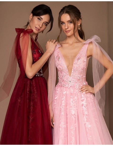 Vestido de fiesta largo con falda de tul y cuerpo bordado