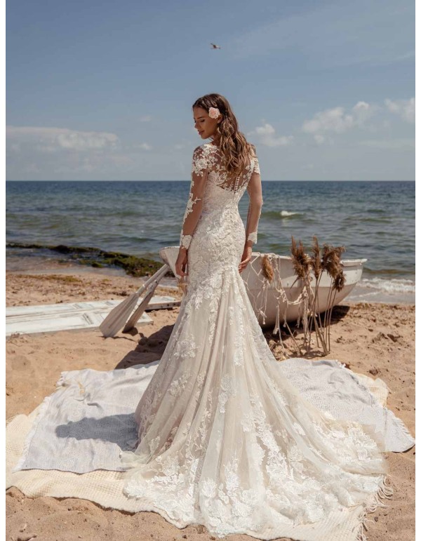 Vestido de novia con bordado de pedrería en INVITADISIMA 2