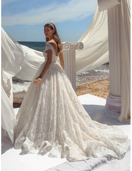 Vestido de novia con corte princesa con escote envolvente estilo bardot dejando los hombros al descubierto Jeorjett Fashion Grou