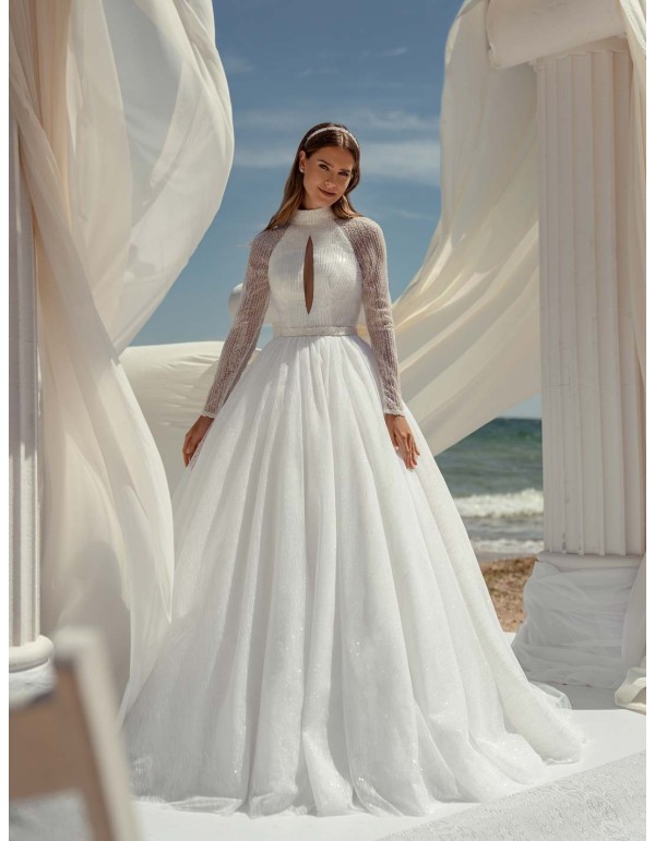 Princess cut princess wedding dress with open halter neck and open back by ANNIE VICTOR at INVITADISIMA