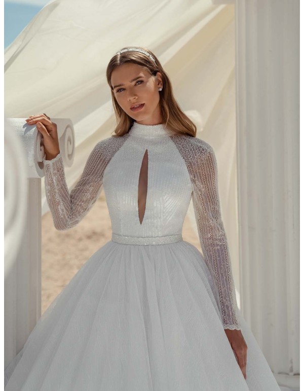 Princess cut princess wedding dress with open halter neck and open back by ANNIE VICTOR at INVITADISIMA 2