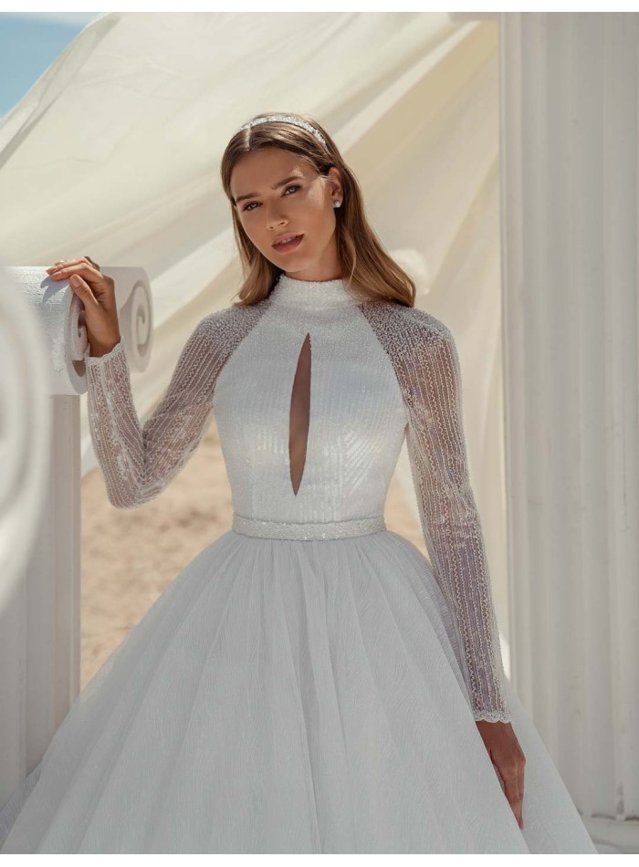 Vestido de novia de corte princesa con cuello halter abierto y espalda al descubierto en INVITADISIMA