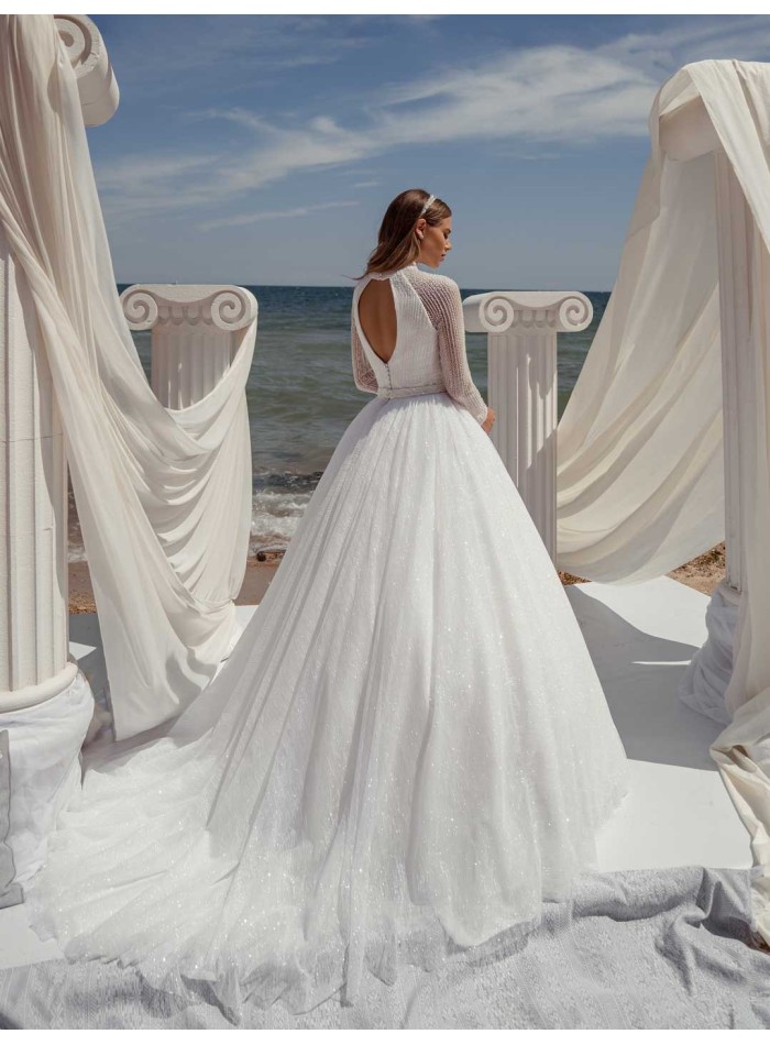 Princess cut princess wedding dress with open halter neck and open back by ANNIE VICTOR at INVITADISIMA