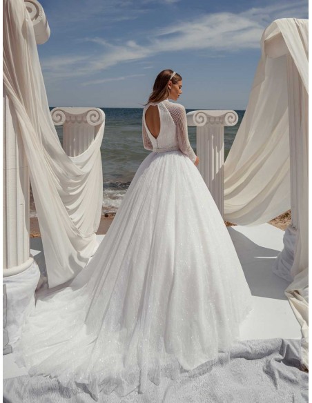Princess cut princess wedding dress with open halter neck and open back by ANNIE VICTOR at INVITADISIMA