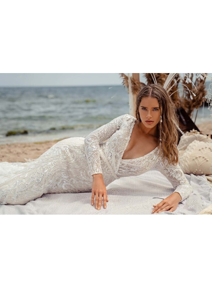 Vestido de novia evasé con escote cruzado en pico y lujoso encaje semitransparente espectacular en INVITADISIMA