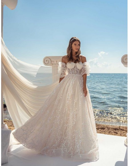 Vestido de novia evasée con escote palabra de honor y espalda descubierta en tul bordado con espectacular cola