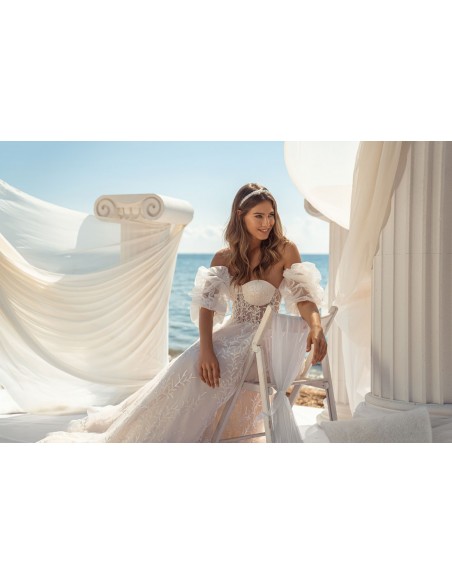 Vestido de novia evasée con escote palabra de honor y espalda descubierta en tul bordado en INVITADISIMA