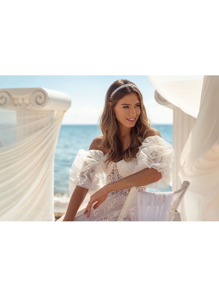 Vestido de novia evasée con escote palabra de honor y espalda descubierta en tul bordado precioso con gran cola en INVITADISIMA