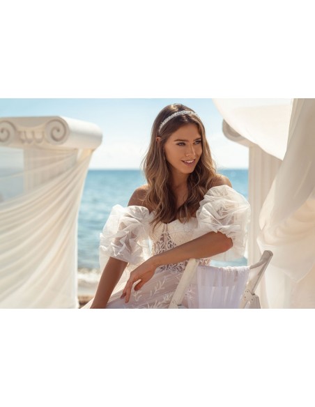 Vestido de novia evasée con escote palabra de honor y espalda descubierta en tul bordado precioso con gran cola en INVITADISIMA