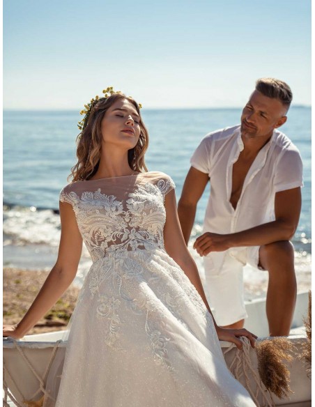 Vestido de novia con corte princesa con cuerpo semitransparente en tul bordado espectacular en INVITADISIMA