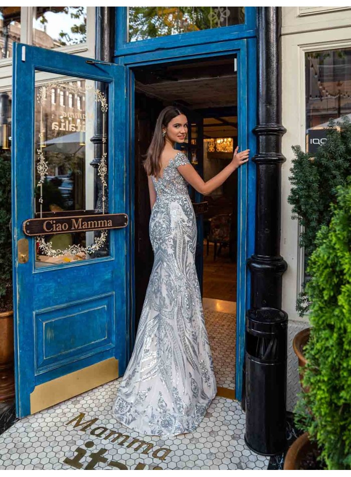 Long princess cut party dress with silver brocade and bandeau neckline. en INVITADISIMA