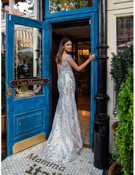 Vestido largo de fiesta corte princesa con brocado plateado y escote bandeau de Jeorjett