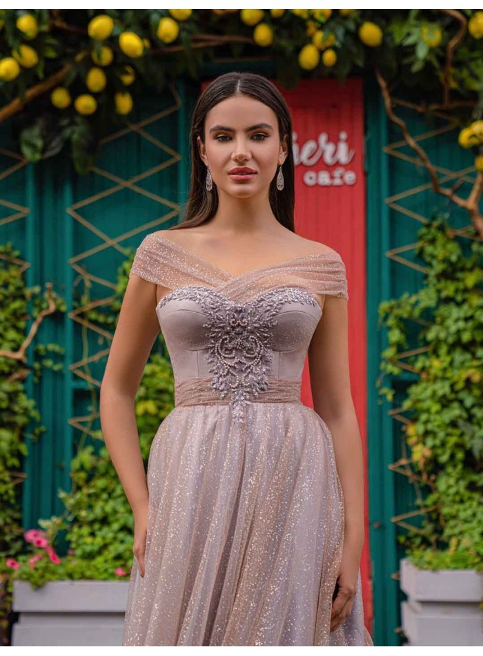 Vestido largo de fiesta rosa empolvado con escote bandeau cruzado de tul