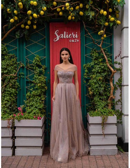 Vestido largo de fiesta rosa empolvado con escote bandeau cruzado de tul en INVITADISIMA