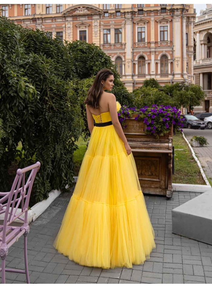 Vestido largo de fiesta escote palabra de honor con capas de tul y lazada