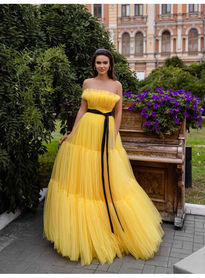 Long party dress with a strapless neckline and layers of tulle and lace