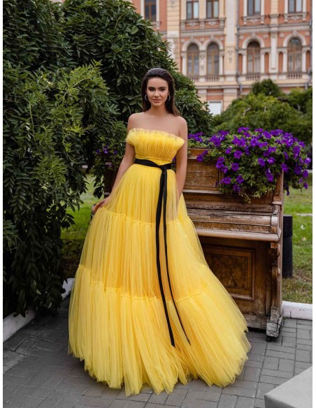 Long party dress with a strapless neckline and layers of tulle and lace