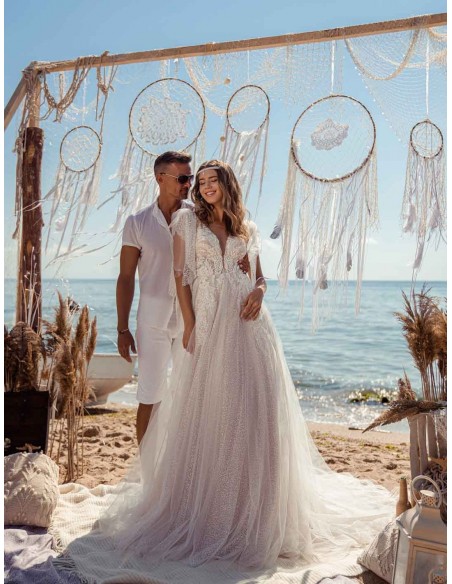 Princess cut wedding dress, lace tulle with rhinestones and open back at INVITADISIMA