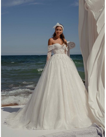 Vestido de novia con corte princesa y envolvente escote con manga larga de delicado encaje en INVITADISIMA