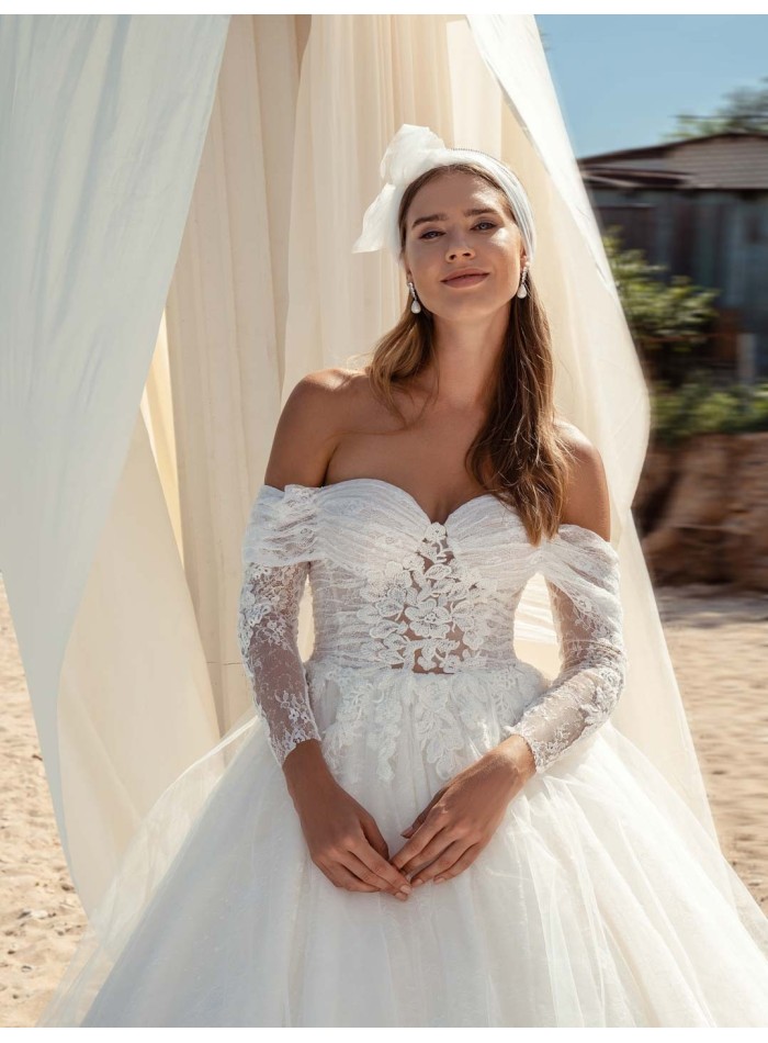 Vestido de novia con corte princesa y envolvente escote aportando feminidad en INVITADISIMA