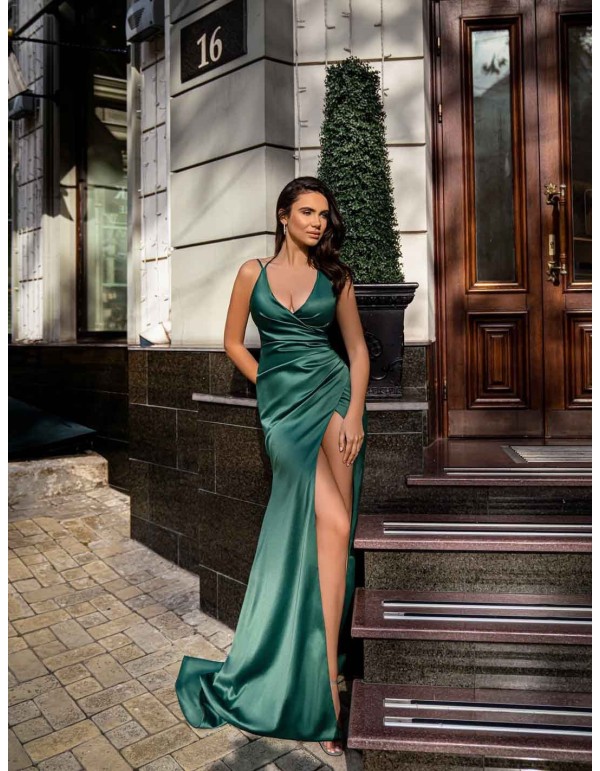 Long gown with crossover neckline and central opening with a train for parties