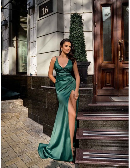 Long gown with crossover neckline and central opening with a train for parties