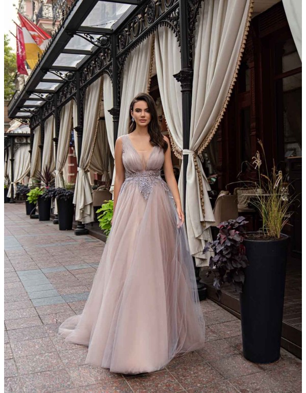 Vestido largo de fiesta rosa empolvado de tul plisado y pedrería en el centro para invitadas