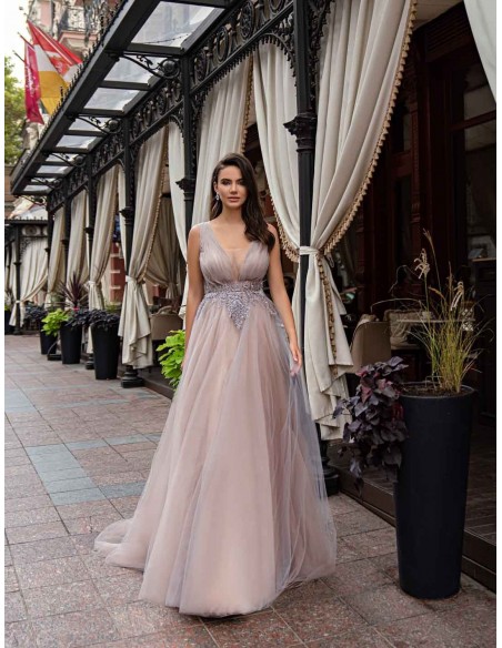 Vestido largo de fiesta rosa empolvado de tul plisado y pedrería en el centro para invitadas