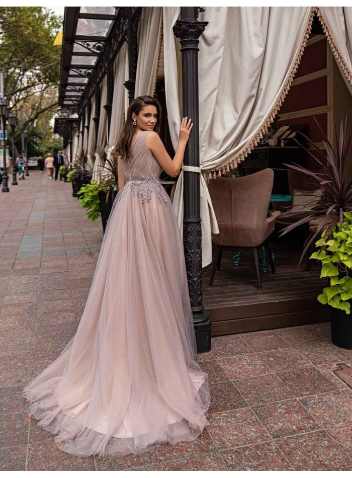 Vestido largo de fiesta rosa empolvado de tul plisado y pedrería en el centro para invitada